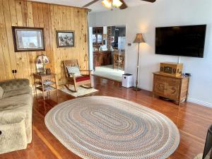 - un salon avec un grand tapis au sol dans l'établissement Stunning Cottage with Fire Pit in Saratoga, Wyoming, à Encampment