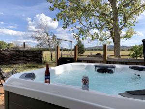 - un bain à remous avec une bouteille de bière dans l'établissement Stunning Cottage with Fire Pit in Saratoga, Wyoming, à Encampment