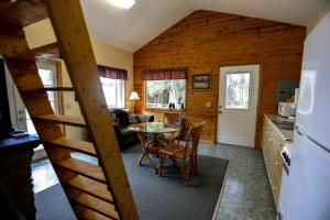 Η κουζίνα ή μικρή κουζίνα στο Cozy Cabin with Beach Access on Cook Inlet, Alaska +5 φωτογραφίες