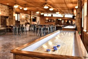 Biliár nebo kulečník v ubytování Rest and Relax in Texas in this Great Safari Tent Getaway in Cibolo