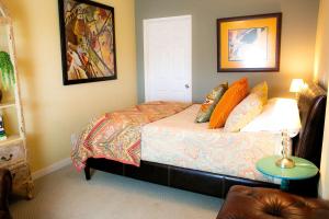 Cama o camas de una habitación en Pet Friendly Fantastic Cottage with Hot-tub in Rainbow, California 13 fotos más