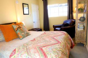 Cama o camas de una habitación en Pet Friendly Fantastic Cottage with Hot-tub in Rainbow, California