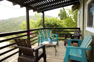 Un balcón o terraza de Pet Friendly Fantastic Cottage with Hot-tub in Rainbow, California