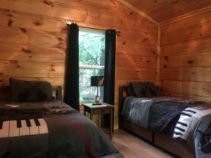 Φωτογραφία από το άλμπουμ του Amazing Wooden Cabin in Monterville, West Virginia σε Monterville
