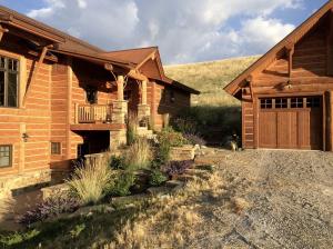 Grahams PlaceにあるScenic Creekside Lodge with Decks and Madison River Access near Yellowstone, Ennis Montanaのガレージと私道付きのログホーム +41枚の写真