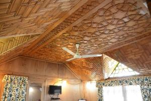 a ceiling in a room with a ceiling fan at HZP Yacht in Srinagar