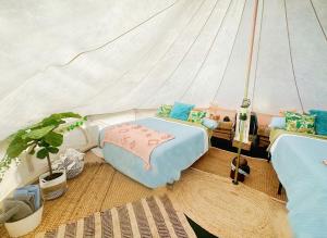 Ένα ή περισσότερα κρεβάτια σε δωμάτιο στο Glamorous California Campsite Retreat with Great Views