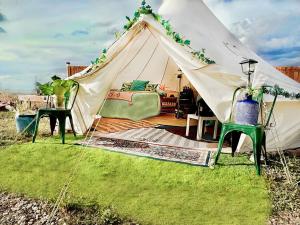 Κήπος έξω από το Glamorous California Campsite Retreat with Great Views