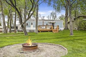 Κήπος έξω από το Fergus Falls Glamping Destination for Memorable Lakeside Family Vacations in Minnesota +1 φωτογραφίες