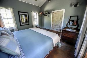 Katil atau katil-katil dalam bilik di Secluded Couples' Getaway Cabin with Private Pool by Cypress Creek in Texas Hill Country +1 gambar