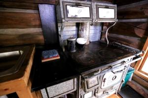 an overhead view of an outdoor stove in a cabin at Private Mountain Cabin for Unique Camping Experience in Clark, Colorado in Columbine