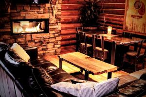 Posezení v ubytování Superb Log Cabin Rental for Groups near Munising and Pictured Rocks National Lakeshore, Michigan + 21 fotografií