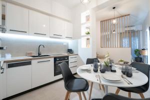 Kuchyň nebo kuchyňský kout v ubytování Piraeus Deluxe by the sea