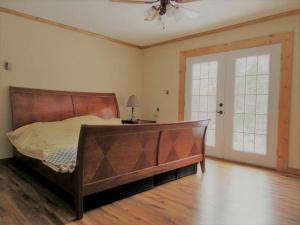 Katil atau katil-katil dalam bilik di Charming Cabin Retreat in the Foothills of the Adirondacks in Fort Ann, New York