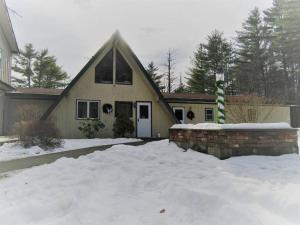 Charming Cabin Retreat in the Foothills of the Adirondacks in Fort Ann, New York semasa musim sejuk
