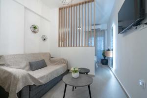 TV a/nebo společenská místnost v ubytování Piraeus Deluxe by the sea