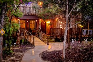 Сад в Magical Treehouse with Slide by Brazos River for Family Glamping Adventures in Texas +36 фотографий