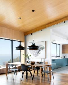 Χώρος καθιστικού στο Sky House Boutique Seaside Retreat With Cinema Near Dillon Beach
