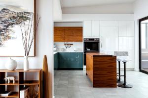 eine Küche mit weißen Schränken und einer grünen Insel in der Unterkunft Sky House Boutique Seaside Retreat With Cinema Near Dillon Beach in Dillon Beach + 24 Fotos