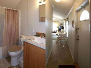 Ένα μπάνιο στο Quaint Cabin with Comfy Interior in Inverness, Florida