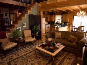 ein Wohnzimmer mit Sofa und Tisch in der Unterkunft Family Cabin Vacation Getaway with Waterfall Views in Northwest Arkansas in Ponca