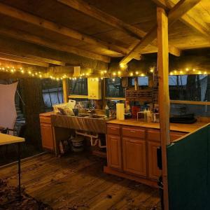 Φωτογραφία από το άλμπουμ του Cozy Treehouse Tent with Forest Trails near Waterfalls in Cumberland Plateau, TN σε Spring City