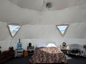 Postel nebo postele na pokoji v ubytování Remote Spacious Dome with Incredible Outdoor Landscape in Montana