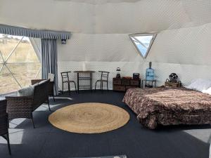 Postel nebo postele na pokoji v ubytování Remote Spacious Dome with Incredible Outdoor Landscape in Montana + 19 fotografií