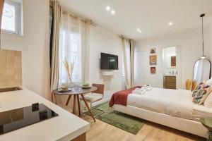 パリにあるLuxury Suite in the Center of Parisのベッドとテーブルのあるホテルの部屋 +4枚の写真