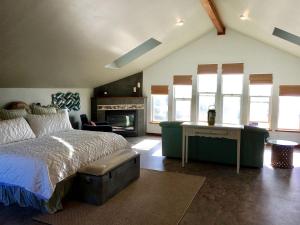 Ένα ή περισσότερα κρεβάτια σε δωμάτιο στο Incredible Beach House with Stunning Views in Newport, Oregon