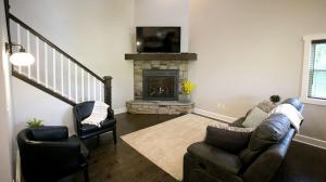 Χώρος καθιστικού στο Sweet Private Cabin with Jacuzzi and Fire Pit in Ohio