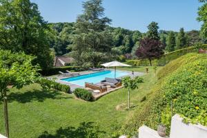 una vista dall'alto di una piscina in un cortile di Le Pressoir - Newly refurbished house with contemporary decoration a Saint-Cyr-au-Mont-dʼOr
