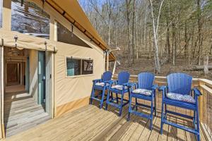 Un grupo de sillas azules colocadas en una terraza. en Exquisite Safari Tent Haven near Smoky Mountains in Tennessee, en Parrottsville