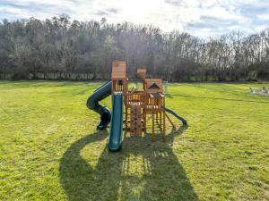 un parque infantil con un tobogán en un campo en Exquisite Safari Tent Haven near Smoky Mountains in Tennessee, en Parrottsville 19 fotos más