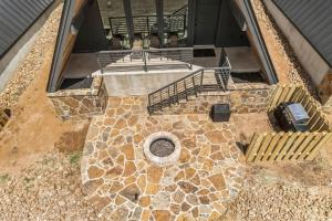 Una vista aérea de una casa con patio y escaleras. en Elegant Modern A-Frame Surrounded by Nature in Texas, en Fourth Crossing