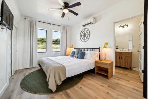 Un dormitorio con una cama y un ventilador de techo. en Elegant Modern A-Frame Surrounded by Nature in Texas, en Fourth Crossing 14 fotos más