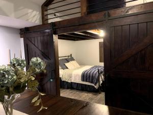 una camera con letto a castello e porta in legno di Sweet Chic Farm Cottage with Pool, Hot-Tub and Beautiful Sunsets in Maryland a Seneca Highlands