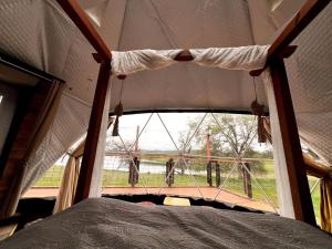 Postel nebo postele na pokoji v ubytování Luxurious Rustic Dome with Private Deck and Picnic Table in California