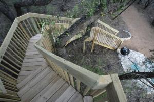 una vista aérea de una escalera de madera con un árbol en Romantic Escapes to Texas like No Other in this Wonderful Tree House in Leander, en Liberty Hill