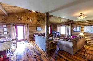 Χώρος καθιστικού στο Secluded Cabin Rental for a Peaceful Vacation in Montana