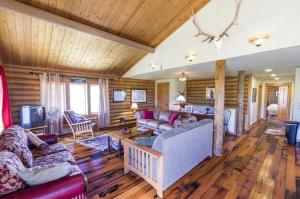 Χώρος καθιστικού στο Secluded Cabin Rental for a Peaceful Vacation in Montana