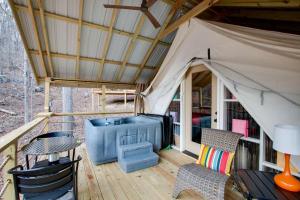 Khu vực ghế ngồi tại Lovely Glamping Tent with Amazing Equipped Indoor and Outdoor in Alabama