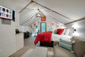 Giường trong phòng chung tại Lovely Glamping Tent with Amazing Equipped Indoor and Outdoor in Alabama +17 ảnh