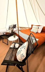 Khu vực ghế ngồi tại Beautiful Glamping Tent for an Unforgettable Family Escape near Canyonlands National Park in Moab, Utah
