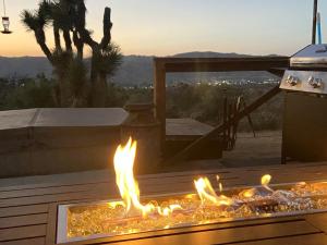 un foyer avec vue sur le coucher du soleil dans l'établissement Charming Yucca Valley Cabin Rental for Getaways in California, à Yucca Valley