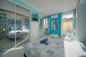 1 dormitorio con paredes azules y 1 cama. en Studio Cannes Centre 2 min from La Croisette, en Cannes