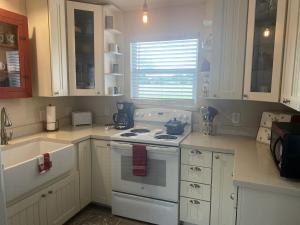 Η κουζίνα ή μικρή κουζίνα στο Wonderful Riverside Retreat in Wimberley, Texas, for Glorious Glamping Getaways