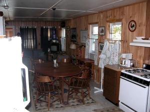 Kuchyň nebo kuchyňský kout v ubytování Cozy Cottage Rental with Views of Historic Lake Champlain in West Swanton, Vermont