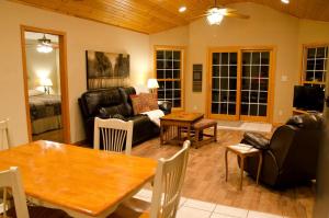 Posezení v ubytování Wonderful Lakefront Cabin with Hot-tub in Carbondale, Illinois