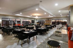 Un restaurante con mesas y sillas en una sala. en Sasavona Holiday Retreat, en Mabula